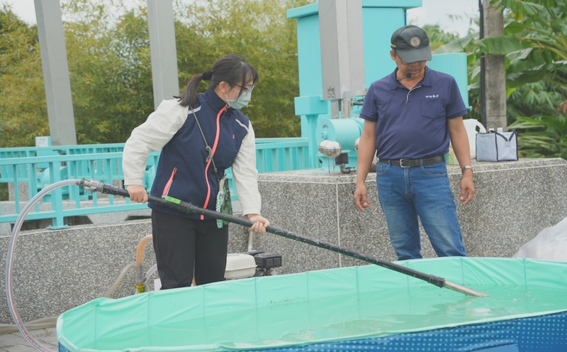 利用汲油器進行水面污油汲油作業