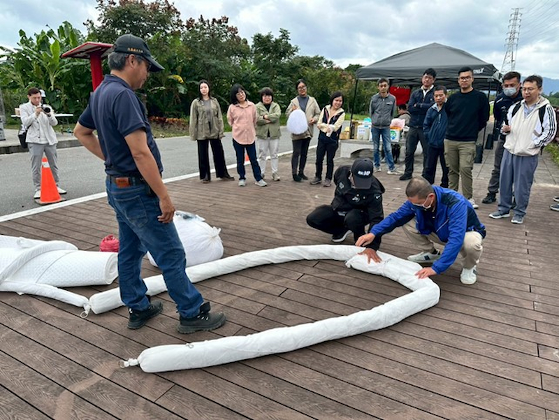 講師示範吸油棉佈放技巧