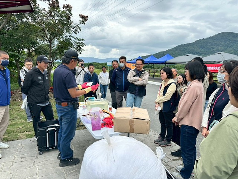 講師示範吸油棉佈放技巧