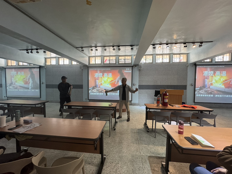 【講師邀請管理處同仁展示滅火器使用技巧-拉瞄壓掃】