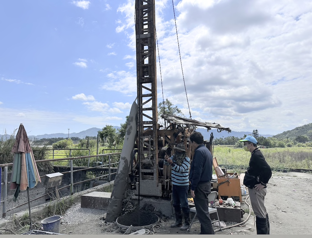 處長聽取現場人員解說目前情形