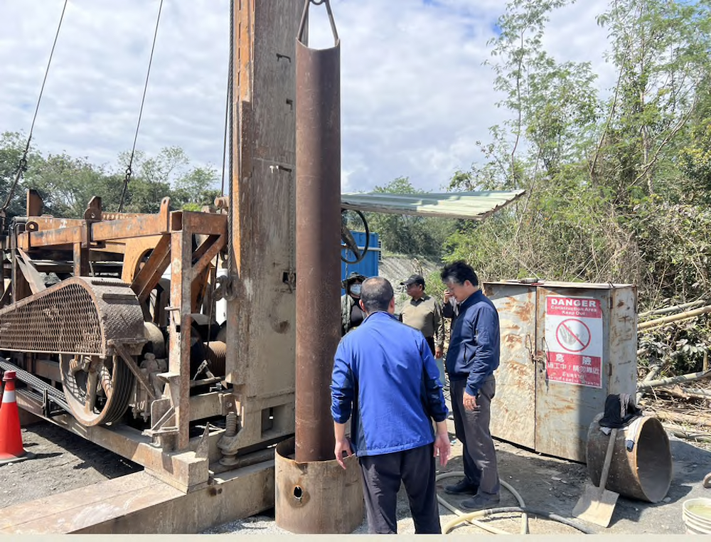 處長視察亢旱井施工進度