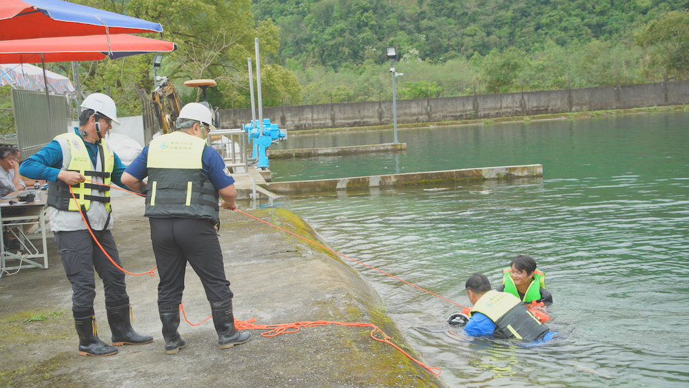 課程三「人員落水緊急事件處理狀況演練」