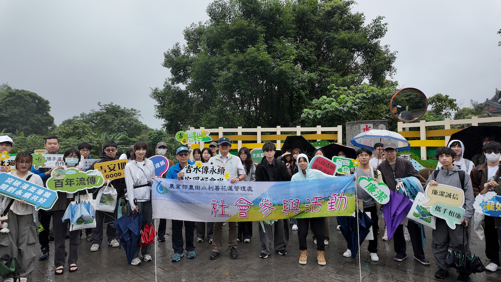 學生們從不盡跌水井出發走讀吉安圳見證百年水利