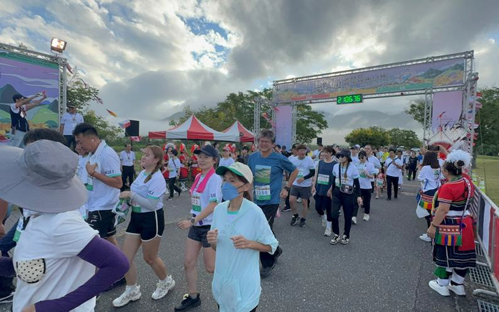 處長張麒瑋同歡路跑盛會,親自開跑與民眾一同揮灑汗水、健康邁進
