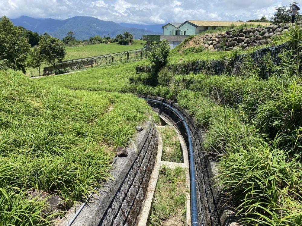 112年特別編列預算在野溪設置集水箱,輸水至分水設施,並藉由分水管供應給鄰近蓄水池,以供農民灌溉使用