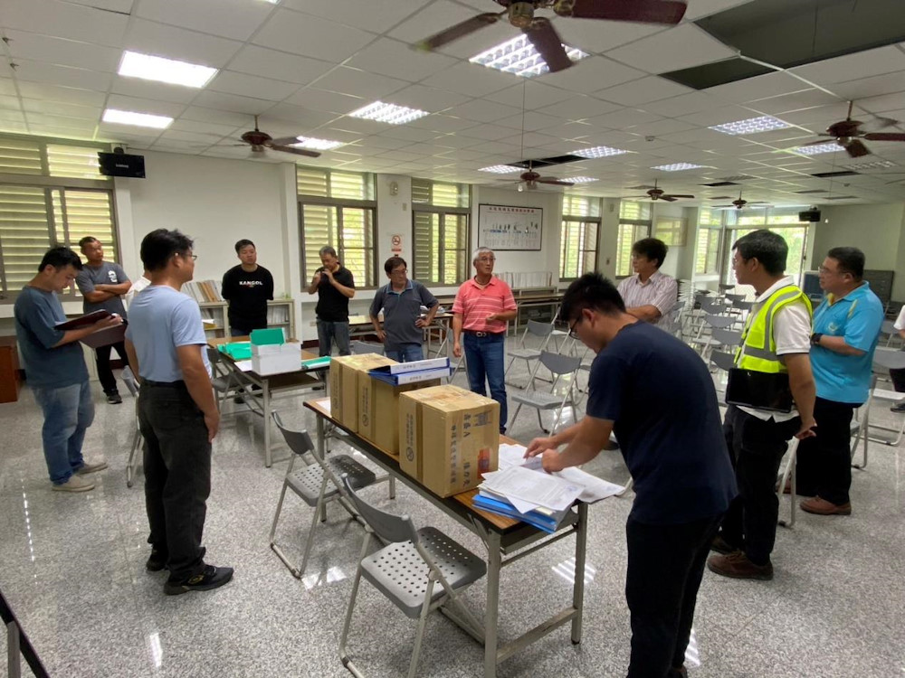 張麒瑋處長及本處工程督導成員審查監造及施工單位文書資料並給予建議