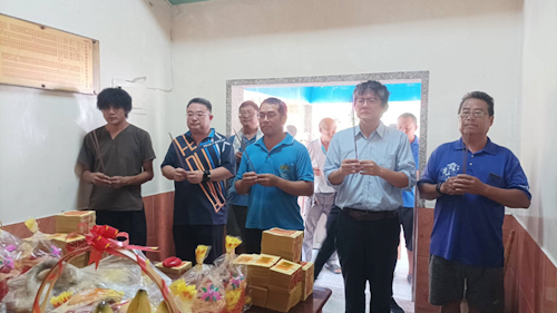 張處長麒瑋及玉里站古冠松站長於玉里水頭土地公廟進行祭拜