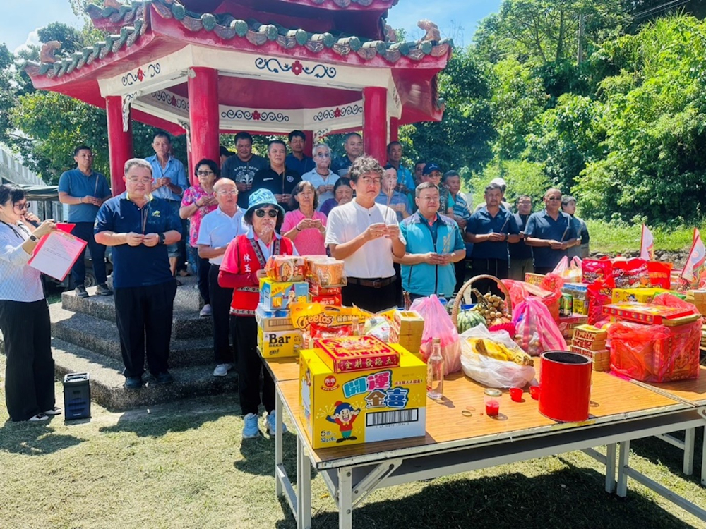 張處長麒瑋與地方人士於長良圳進水口進行普度儀式