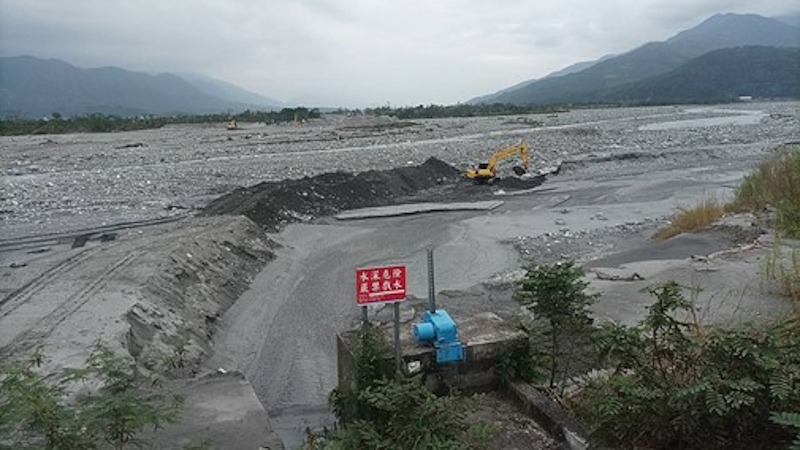 玉里工作站玉里圳第三進水口加強攔水施工中