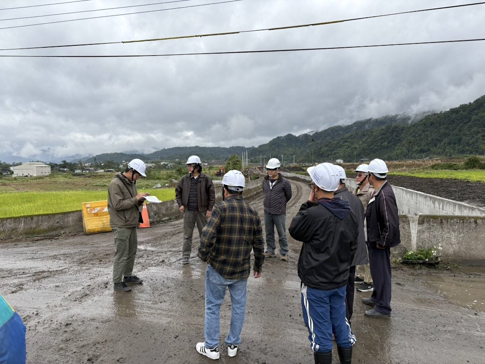 處長於太平渠春日段及倒虹吸工等灌溉系統強化工程督導完現場召開工程檢討會議