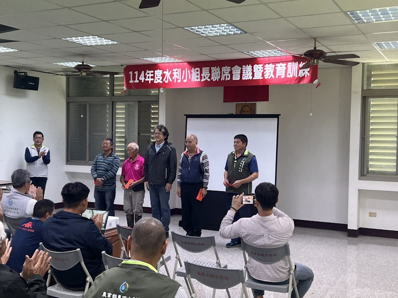 處長頒發水利小組長生日禮金