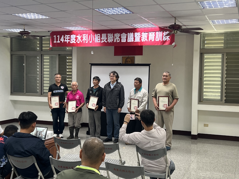處長頒發第二屆水利小組長聘書