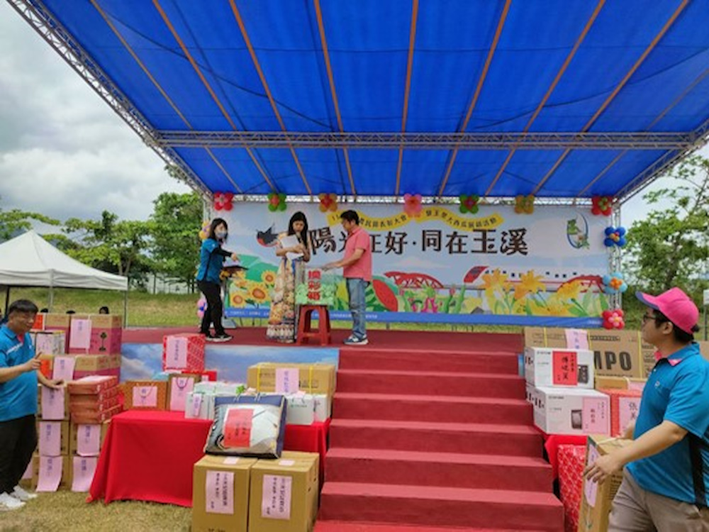 邱主任工程師抽摸彩券