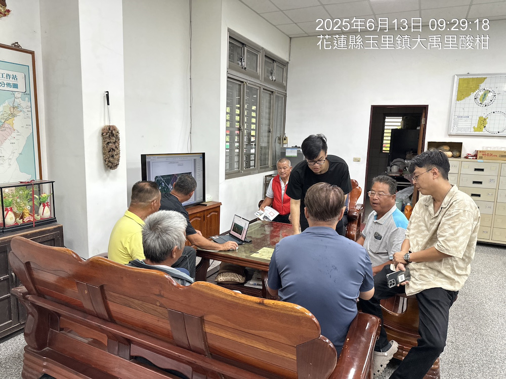 向農民說明復建工程施工環境位置
