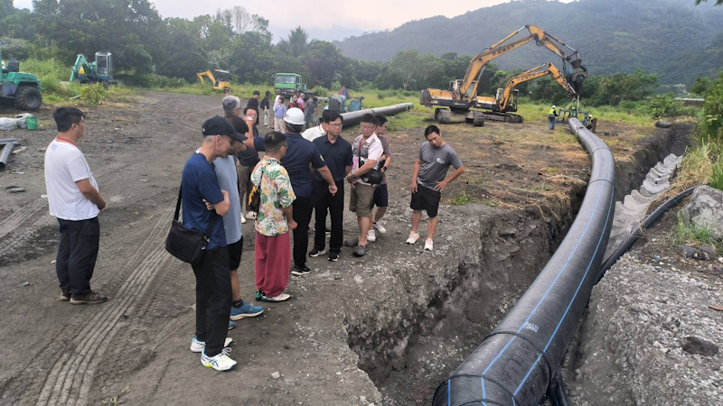瑞穗站站長饒國東向陳建國處長一行人介紹工程施工狀況