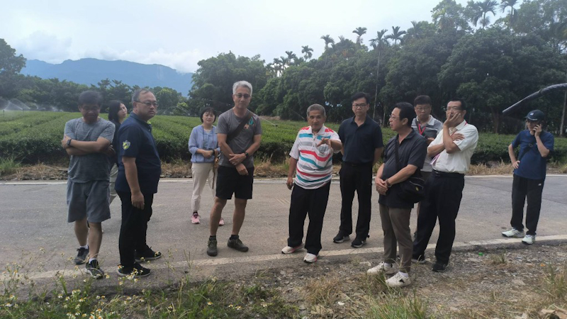 魏清河理事長向陳建國處長一行人介紹智慧灌溉系統