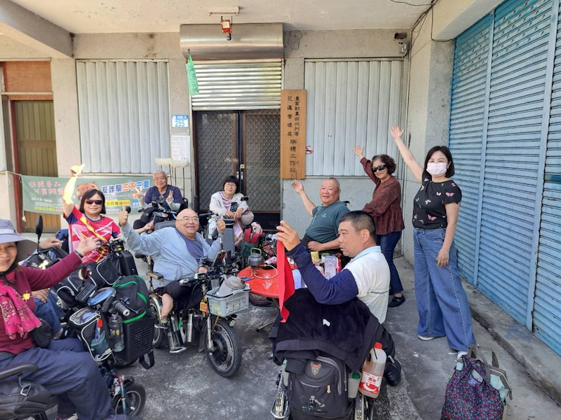 勇敢人士在瑞穗站前空地合影留念