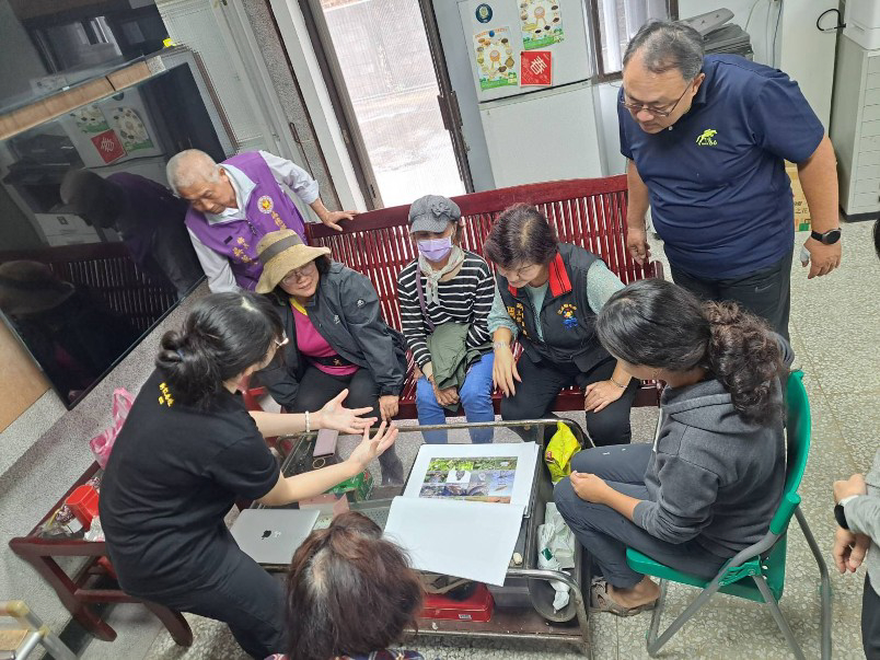 生態檢核的配合廠商(觀察家)-於工作站說明工程生態物種的生活環境