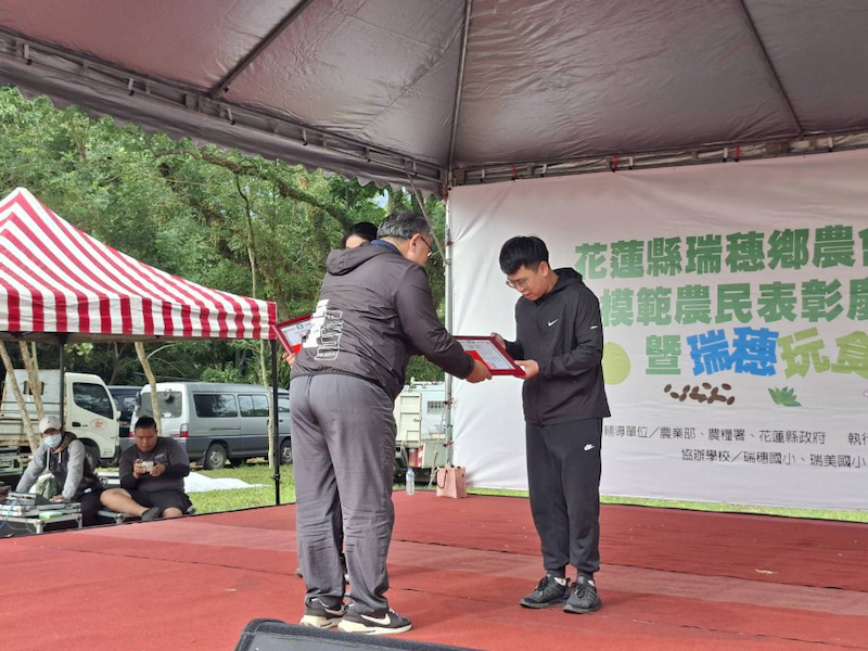 饒站長上台為協助水利事業有功人員頒發獎狀