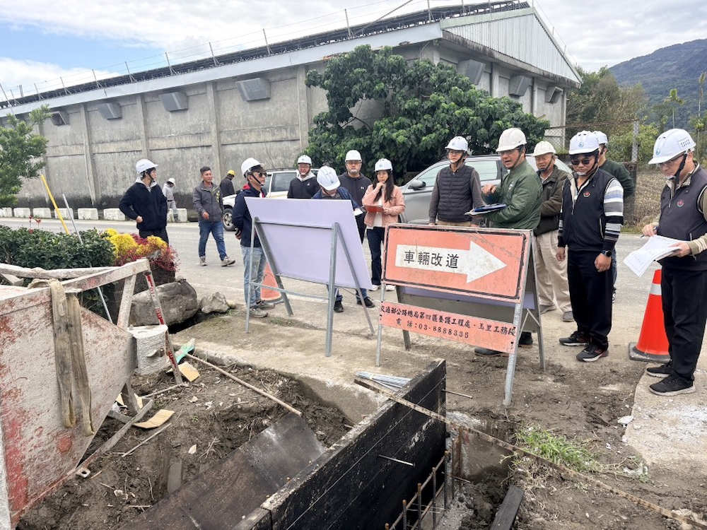 工作站同仁向工程督導小組說明工程現況