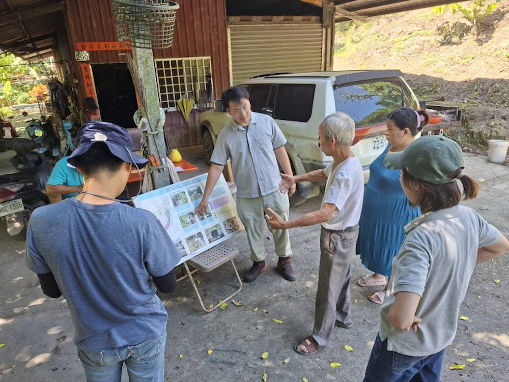 與在地農民進行交流，實際掌握現場情形