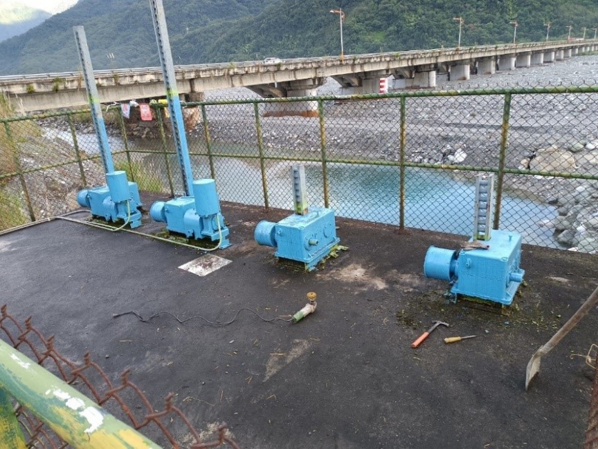省力型水門捲揚機油漆保養前