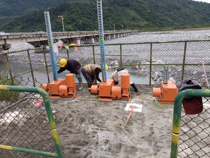 省力型水門捲揚機油漆保養過程