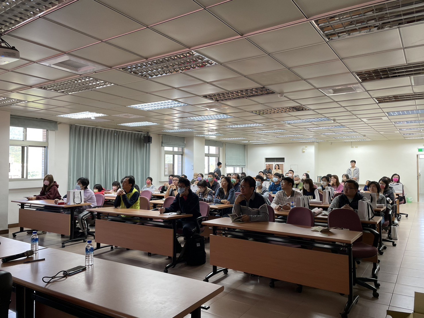 台灣大學農業經濟系碩士在職專班招生說明會-參與同仁、民眾聽取招生方式