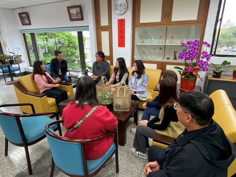 【張麒瑋處長率隊前往花蓮地政事務所觀摩檔案管理】
