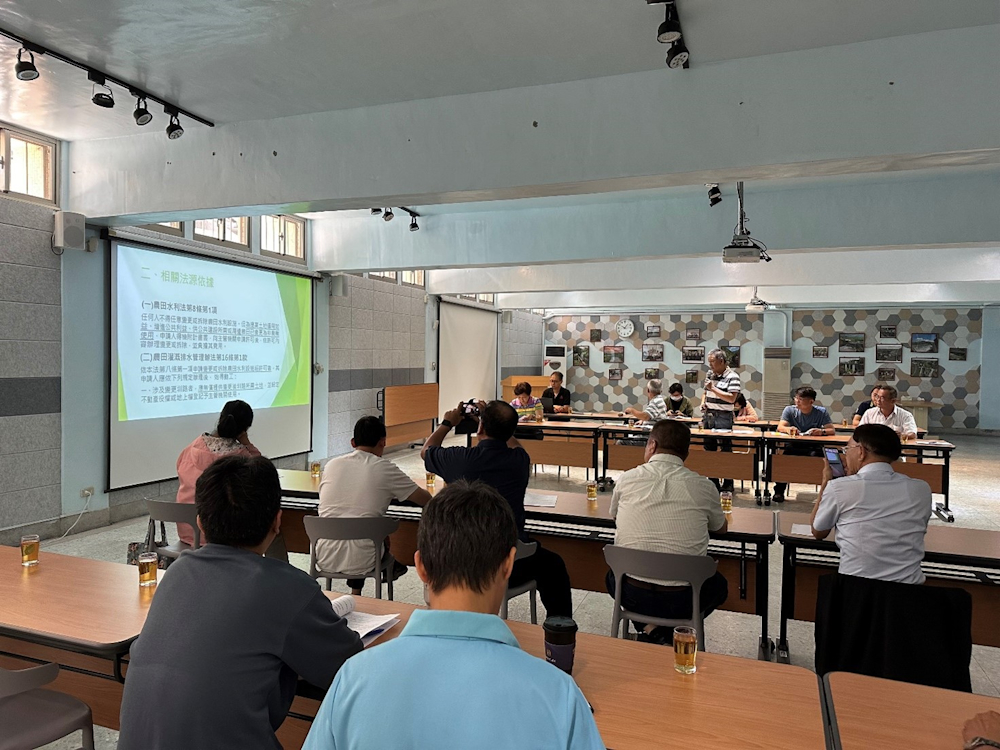 財務組長蕭寶淵說明因圳路改道後不動產事業用地處分作業方式