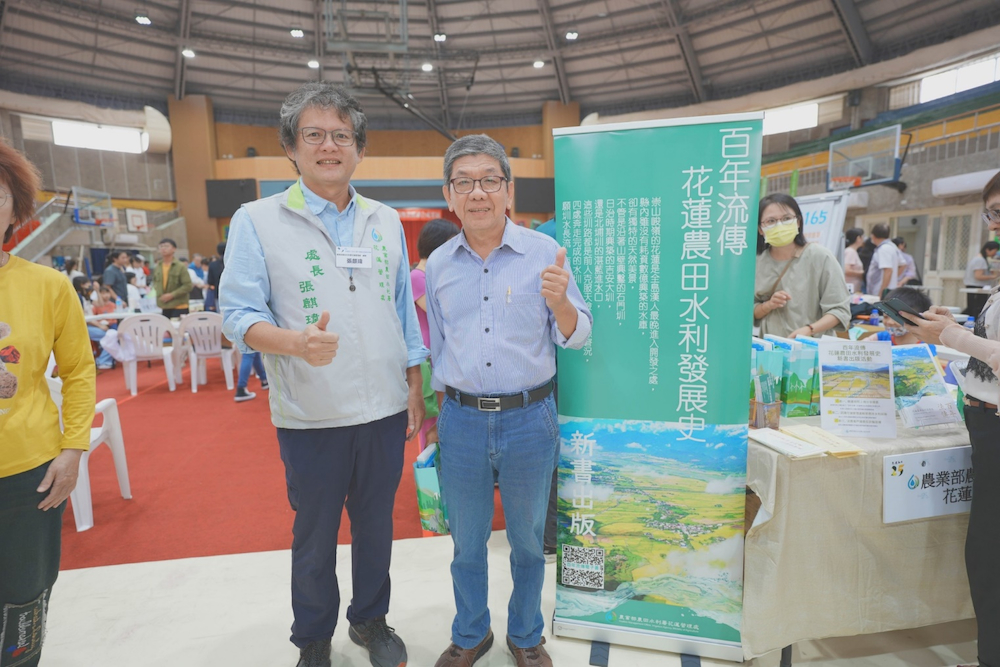 【處長與諮議委員林裕勳(川端遺事作者)合影】