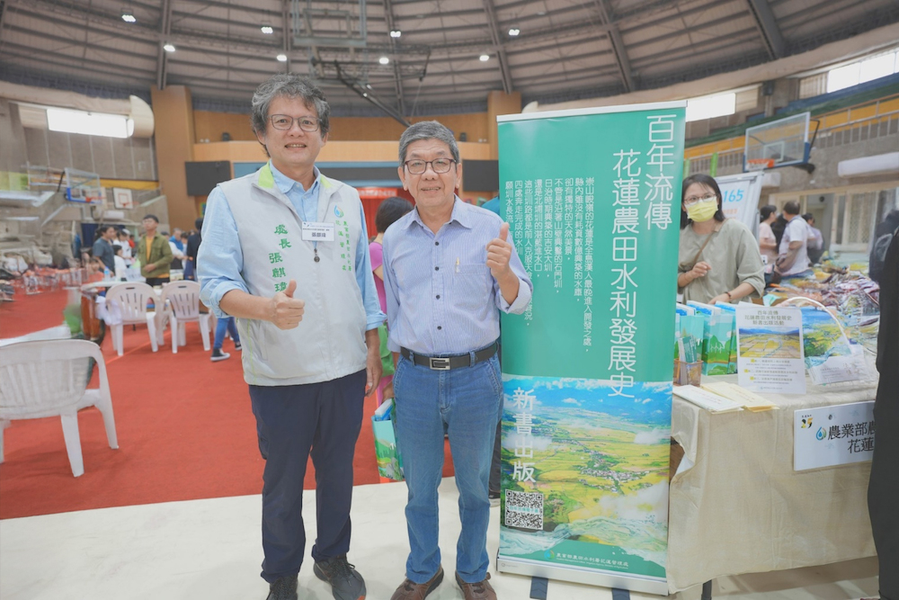 【處長與諮議委員林裕勳(川端遺事作者)合影】