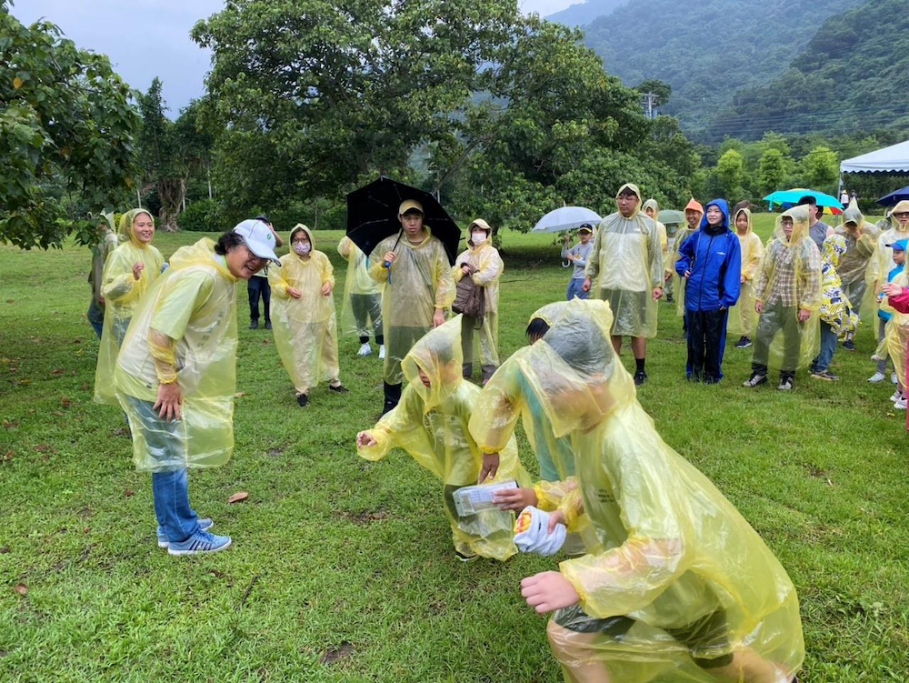 張處長麒瑋與參賽的小朋友一起做暖身操