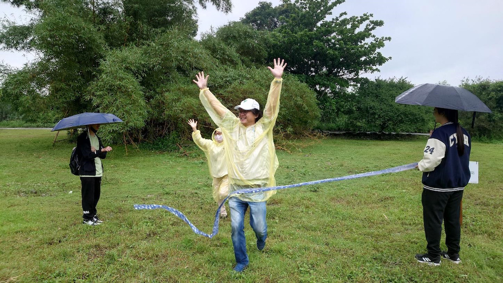 張處長麒瑋與常務理事鍾寶珠跑向終點完成比賽