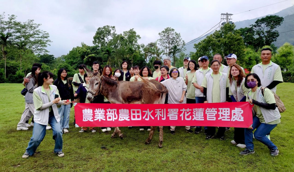 花蓮管理處工作人員與東華大學服務志工於活動結束後大合照