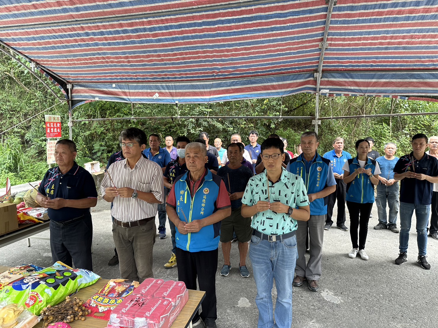 張麒瑋處長暨吳萬德鄉長、羅文騰主席，黃盛皇總幹事、水利小組長等祭拜水頭.jpg