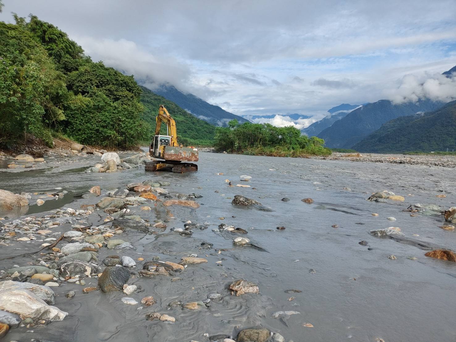 壽豐-志學圳進水口-機具進場搶修中