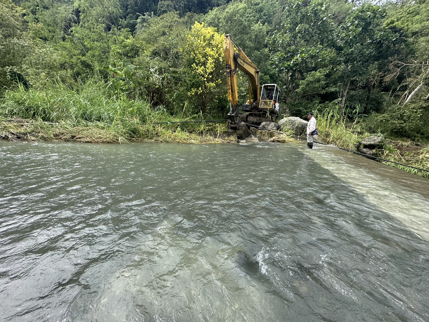 玉里-玉東圳3支線進水口-機具進場搶修中