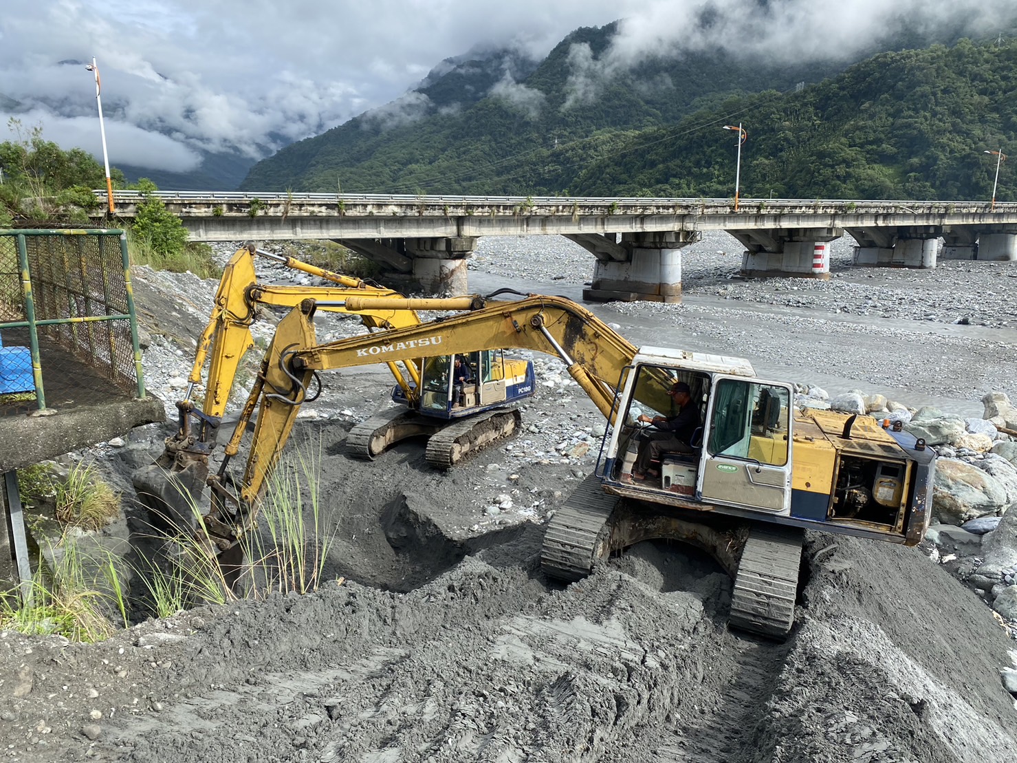 鳳林-平林圳進水口-機具進場搶修中