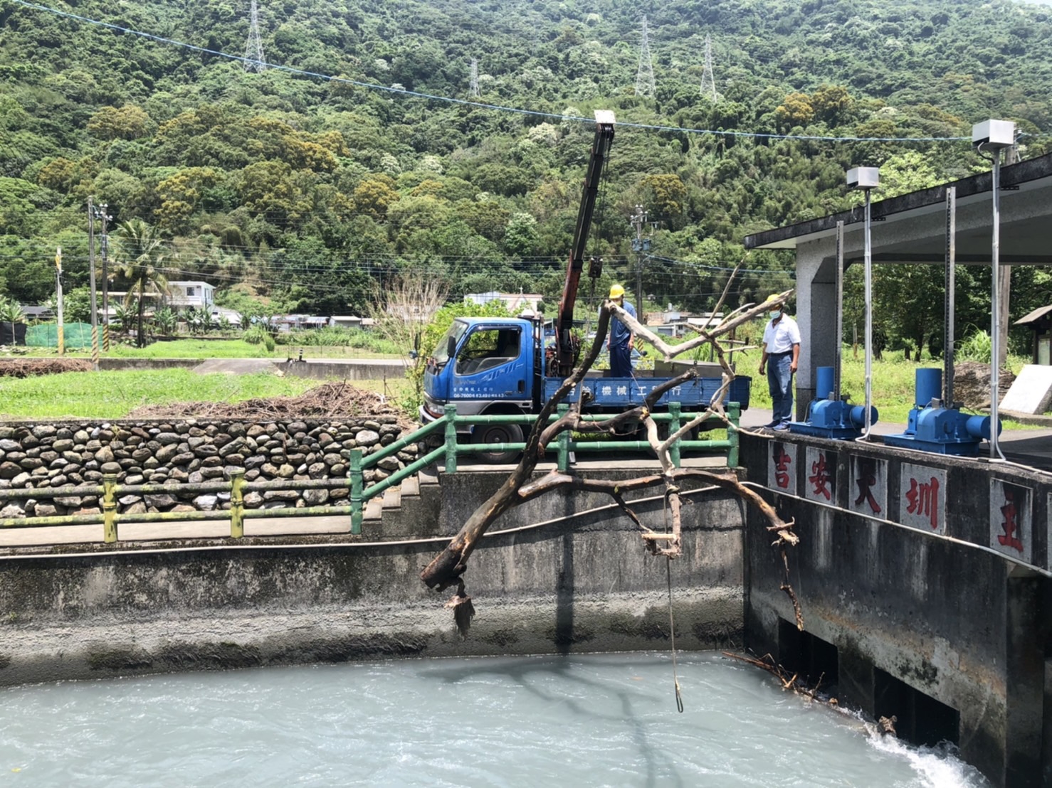 清除吉安大圳進水口風倒木3