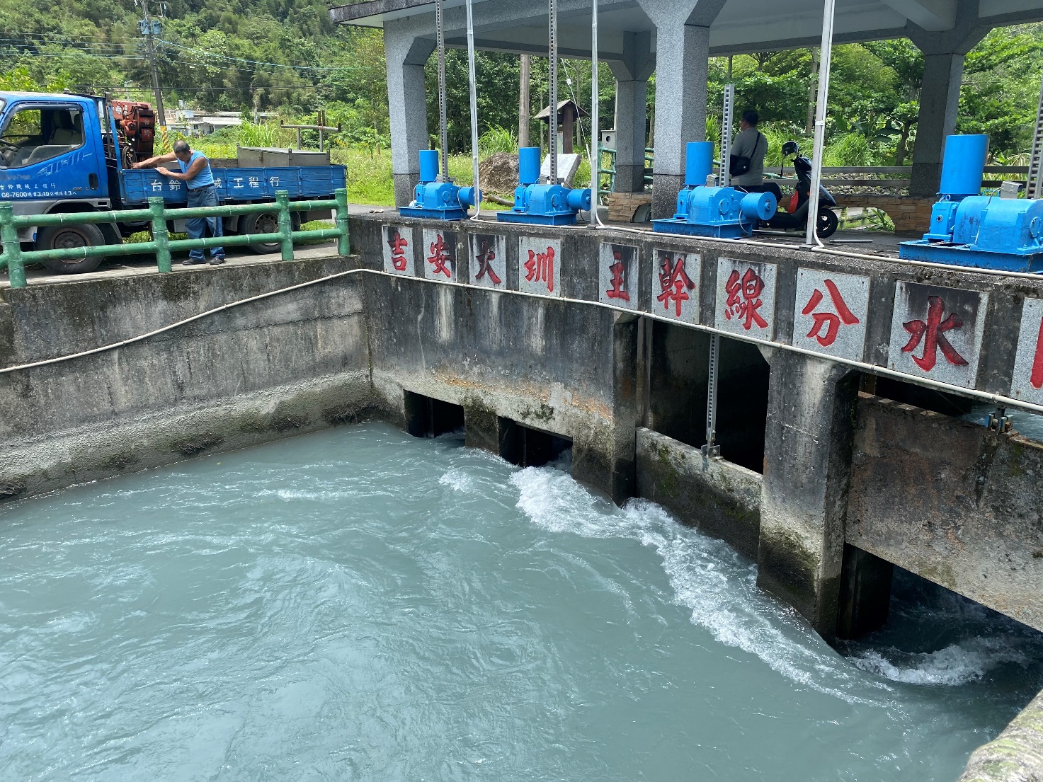清除吉安大圳進水口風倒木2