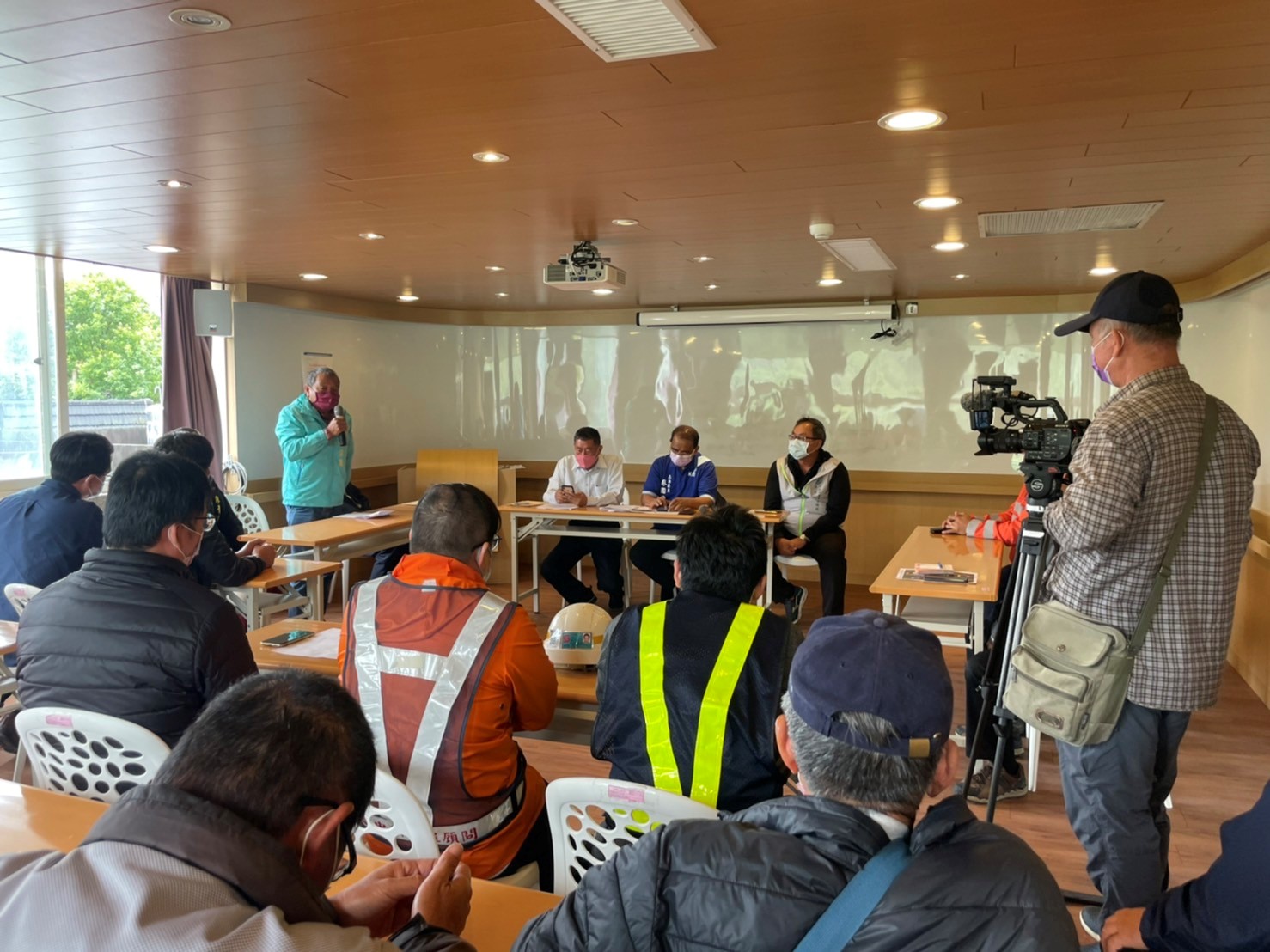 富南村當地民眾向廖國棟立委反應台9線道路拓寬3
