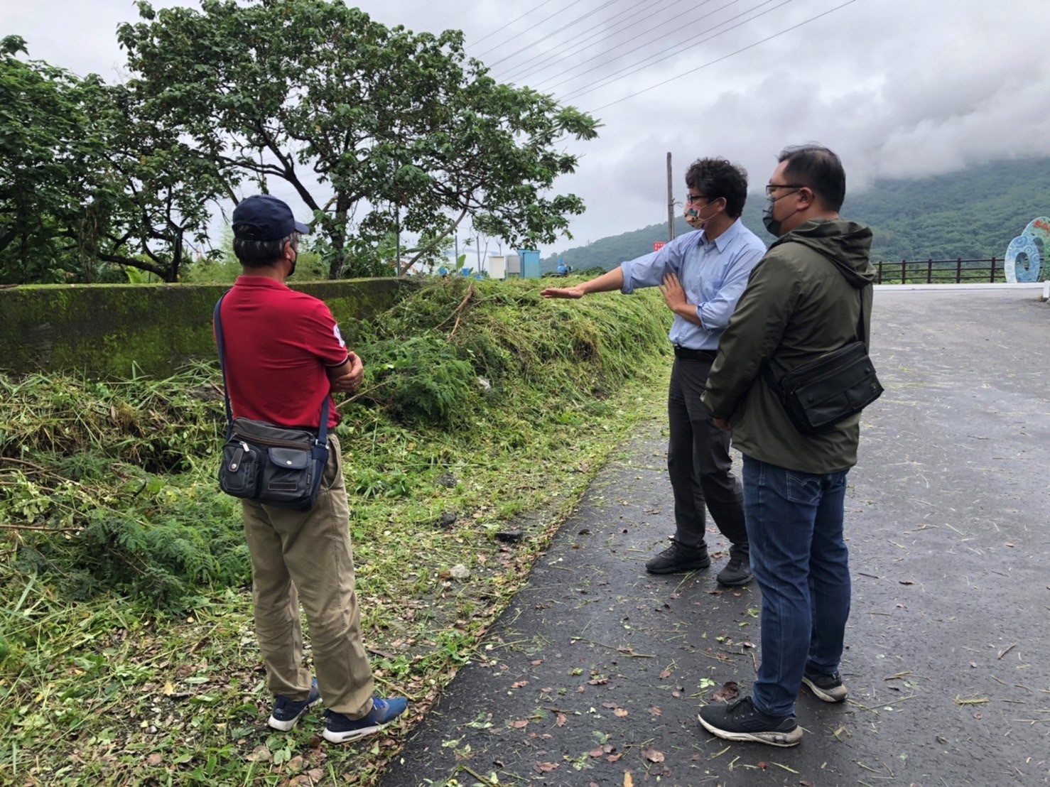 本處張處長麒瑋於111年5月25日至吉安圳二幹線沉沙池(砂石場)排水門改善工程進行指導1