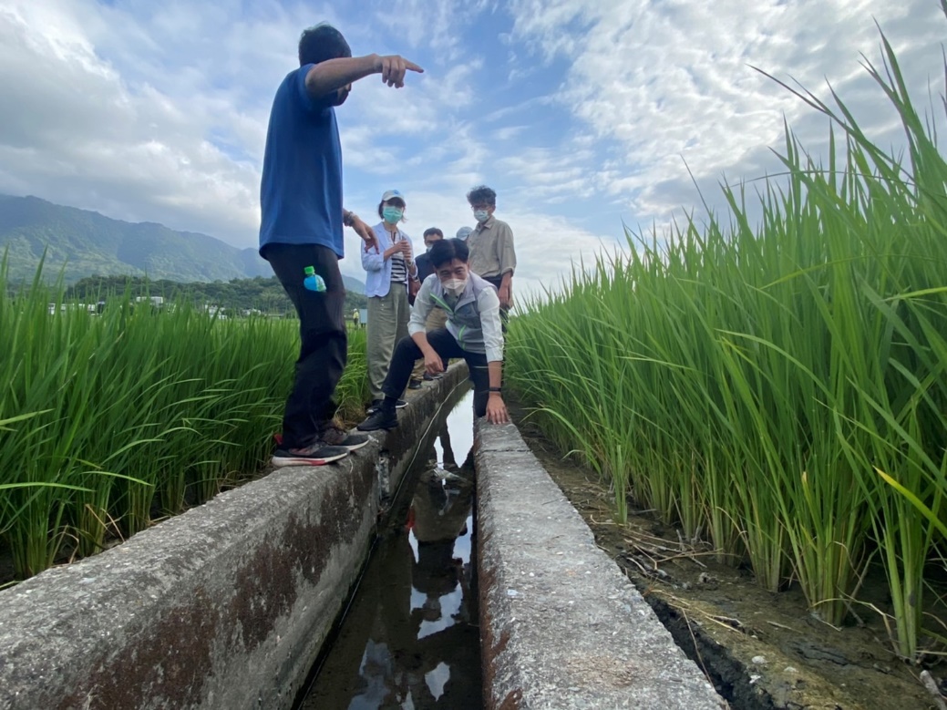 署長對松浦地區地震帶破壞造成農地隆起實地勘察