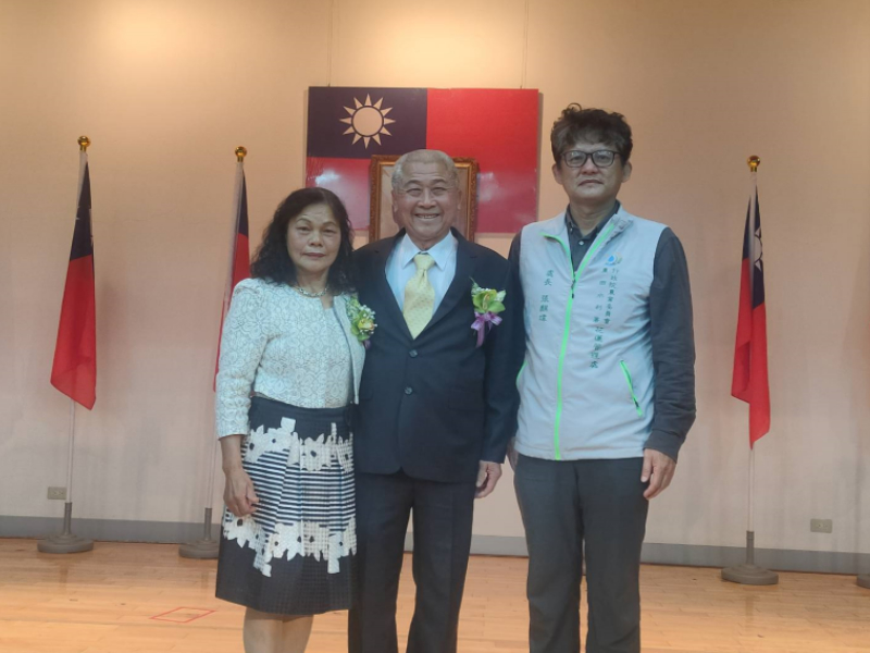 典禮後張處長與吳萬德鄉長伉儷和影