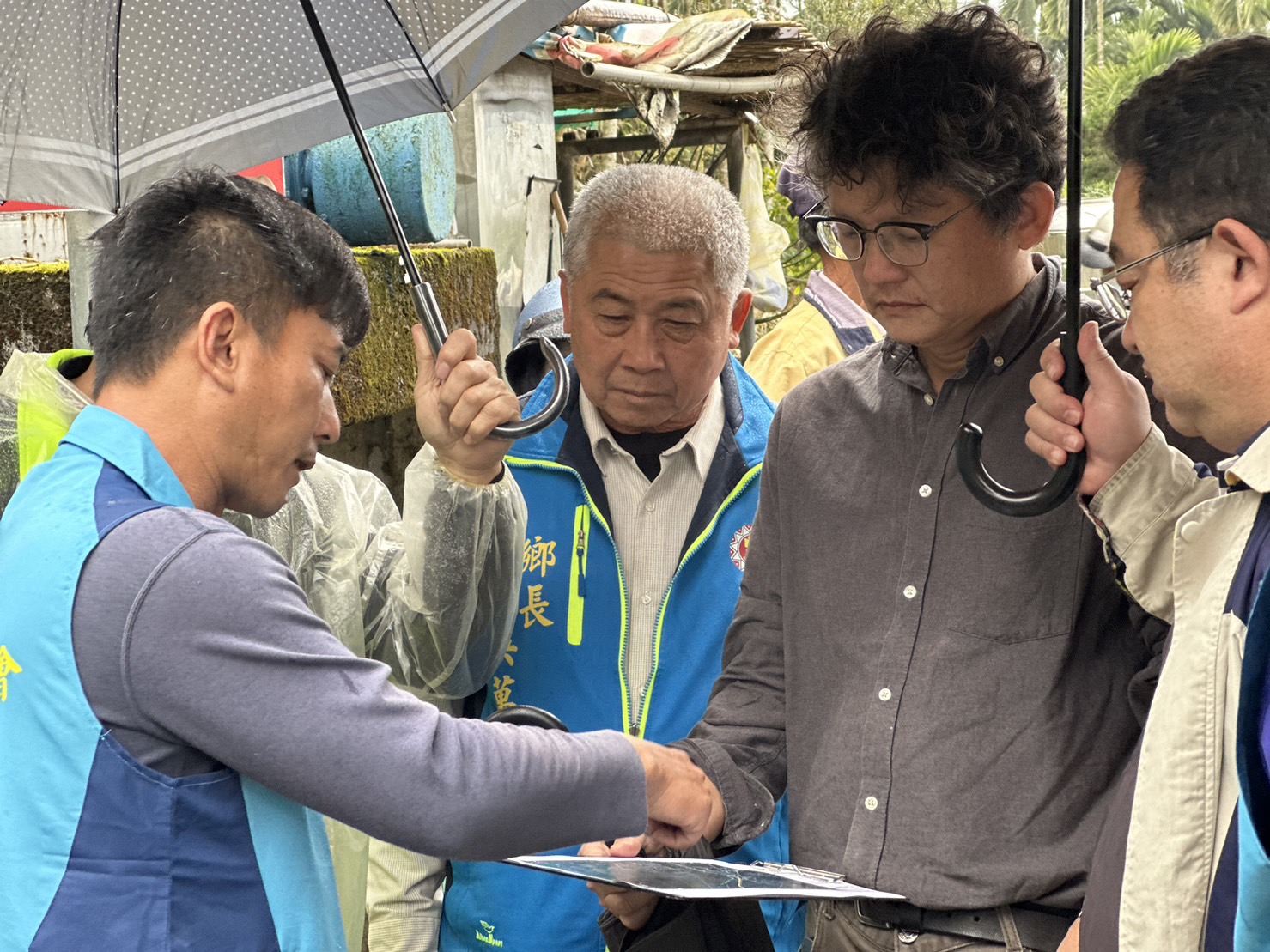 賴柄佑代表向張處長解說農民缺水的情形