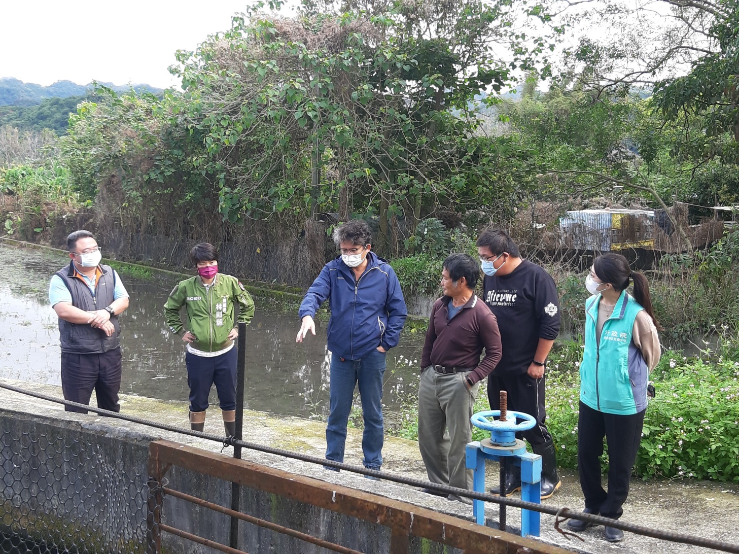 會勘地點1：張處長向林則葹議員解說圳路現況及處理情形