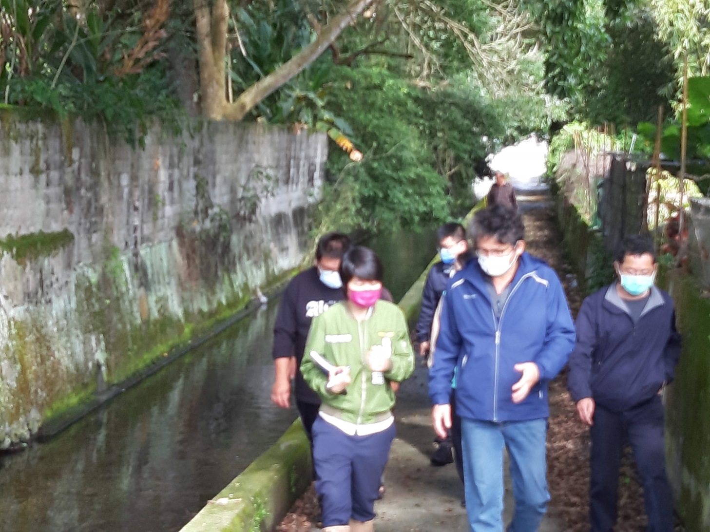 會勘地點2：張處長向林則葹議員解說圳路老舊現況，將列入圳路年度改善計晝