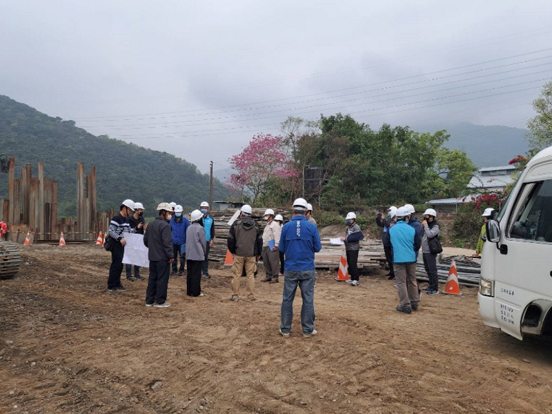 經濟部水利署第九河川局局長率督導小組視察本處迪佳圳新增取水口及引水渠新建工程之破堤計畫1